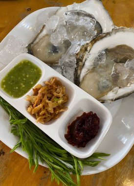 Lezzetli Asya yemekleri ve taze istiridye manzarası.