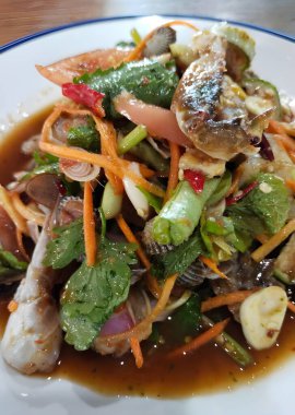 Beyaz tabakta deniz ürünleri salatasını kapat.