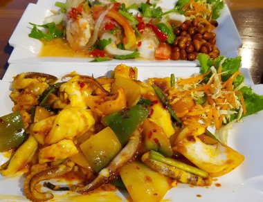 Lezzetli Asya yemeği, baharatlı deniz ürünleri salatası.