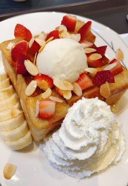 Tatlı ekmekli dondurma ve çilek.