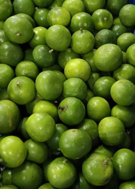 Piyasada yeşil limon