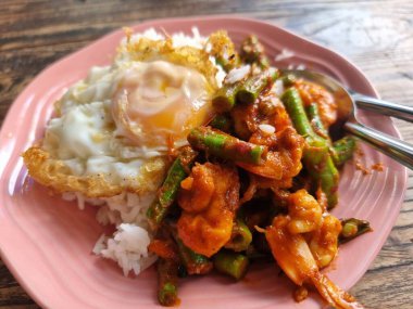 Baharatlı karides ve sebzeli kızarmış pirinç karıştırın.