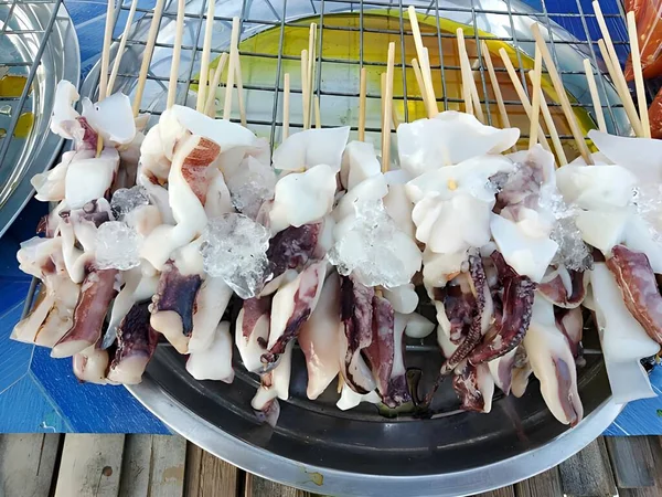 Tayland Ahşap Bir Tahtada Taze Mürekkep Balığı — Stok fotoğraf
