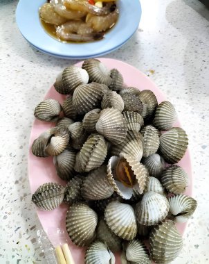 Beyaz arka planda taze deniz ürünleri, haşlanmış midye.