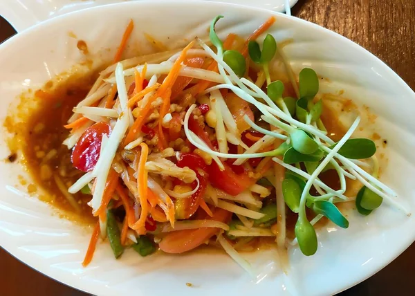 泰式辣面条沙拉配猪肉蔬菜木瓜沙拉 — 图库照片