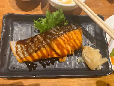 Sebzeli ve soslu ızgara somon.