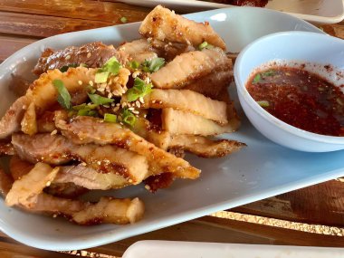 Soslu ızgara domuz eti ve sebze.