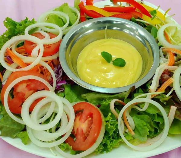 Salad Sayuran Segar Meja Kayu — Stok Foto