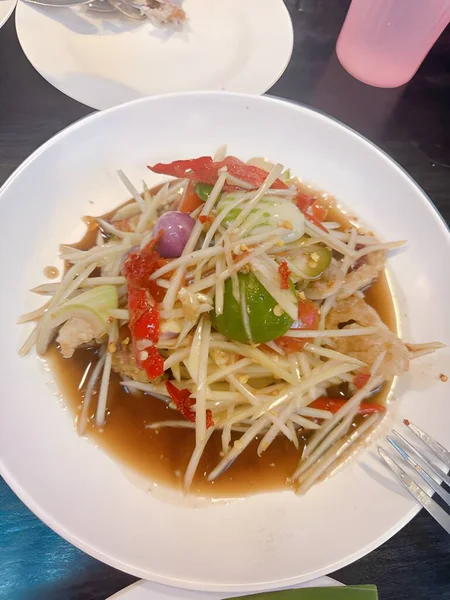 美味しいアジア料理パパイヤサラダを間近で見ることができ — ストック写真