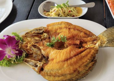 Limon soslu kızarmış tilapia balığı.