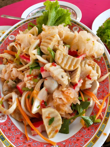 Comida Tailandesa Ensalada Picante Con Calamares Verduras — Foto de Stock