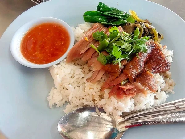用米饭 泰国菜把煮熟的猪肉包起来 — 图库照片
