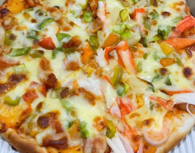 Peynirli ve sebzeli pizza.