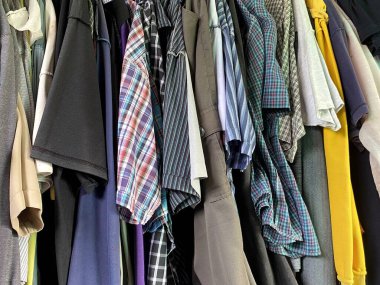 Mağazadaki renkli elbiseleri kapatın.