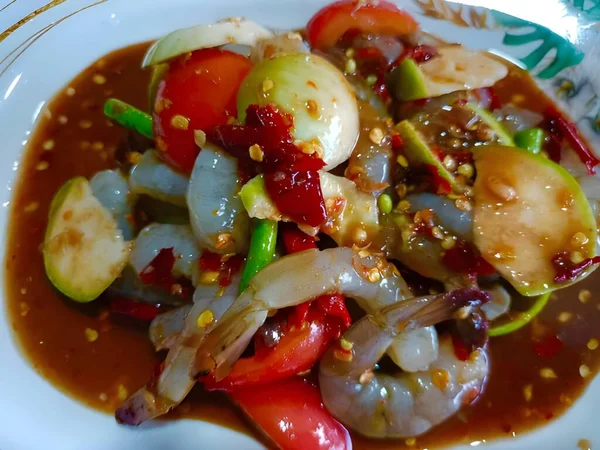 Saus Cabai Pedas Dengan Cabai Merah Dan Salad Udang — Stok Foto