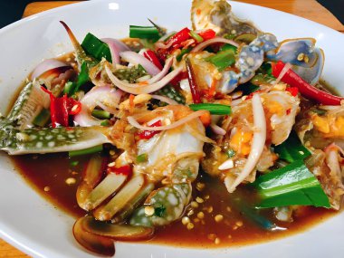 Baharatlı ve sebzeli vrab salatası.