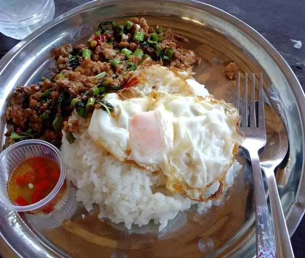 美味しいアジア料理と辛い揚げバジルと豚肉と卵 — ストック写真