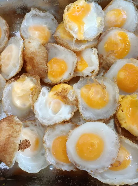 锅里的煎蛋 — 图库照片