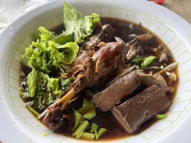 Tahta masadaki ördek eriştesi