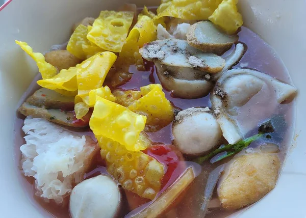 Thai Food Stil Nudeln Mit Garnelen Tintenfisch Zitrone Auf Teller — Stockfoto