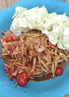 Som tum, Papaya salatası, yengeç ve turşulu balık, baharatlı Tayland yemeği.