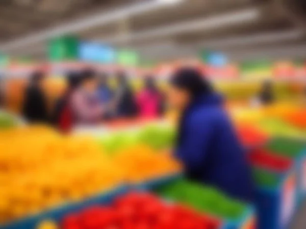 Bir Süpermarkette Yürüyen Insanların Bulanık Görüntüsü — Stok fotoğraf