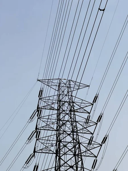 高压电塔映衬着蓝天 高耸的钢制电线杆对着天空 — 图库照片