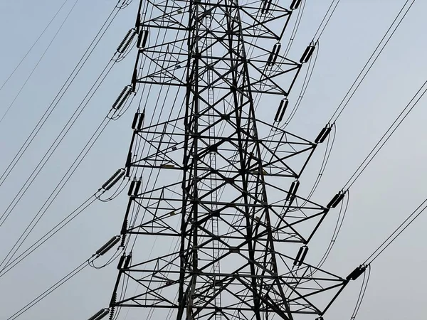 高压电塔映衬着蓝天 高耸的钢制电线杆对着天空 — 图库照片