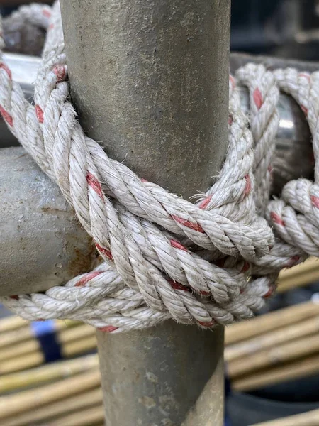 鉄パイプの古いロープ — ストック写真