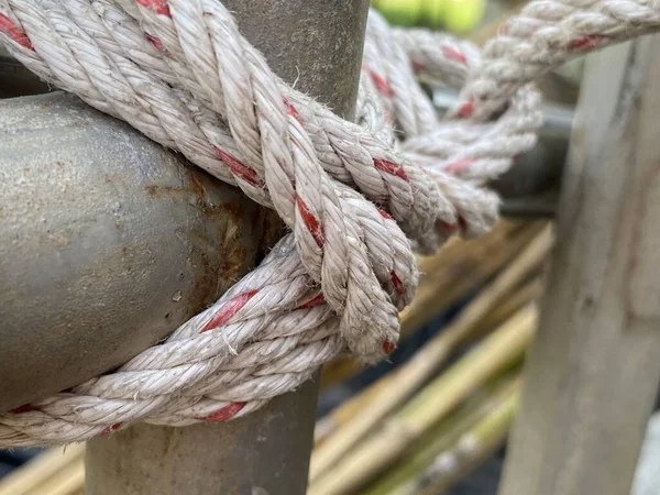 鉄パイプの古いロープ — ストック写真
