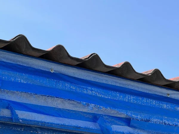 Blaue Dachziegel Und Blauer Himmel — Stockfoto