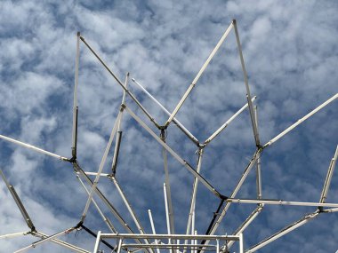 Sokak lambası ve bulutlu mavi gökyüzü, halka açık lamba ışığı.