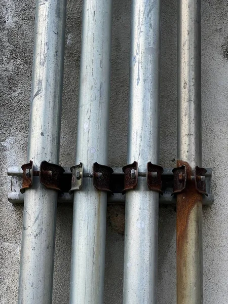Velhos Tubos Metal Enferrujado Telhado Casa — Fotografia de Stock