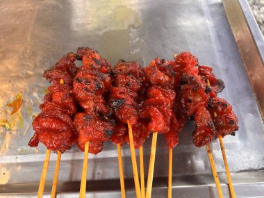 Şiş ızgara tavuk Tayland 'ın yerel sokaklarında satılır..