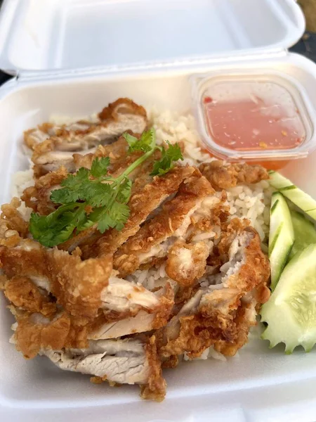 Pirinç Tavuğu Kızarmış Tavuk Köpük Kutuda Tayland Yemeği Tarzı — Stok fotoğraf