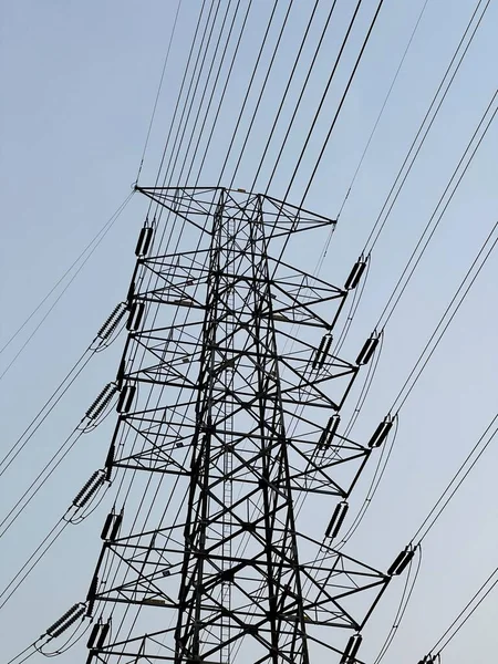 蓝天背景下的电力线路和电力线路 高质量的照片 — 图库照片
