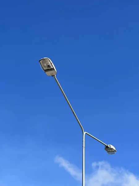 青い空に孤立した街路灯の柱 — ストック写真