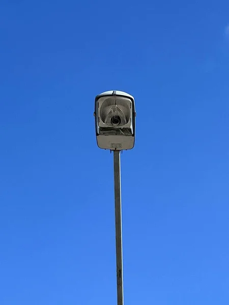 Eine Flache Aufnahme Einer Blauen Glühbirne Mit Dem Himmel Auf — Stockfoto