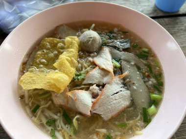 Lezzetli Asya yemekleri ve erişte yemeklerini yakından izleyin.