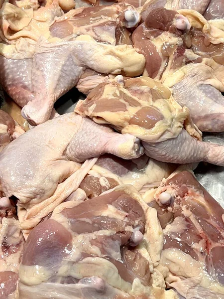 Çiğ Tavuk Bacağı Tepside Tuz — Stok fotoğraf