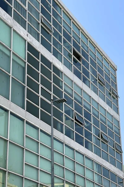 玻璃和钢制现代办公大楼 — 图库照片