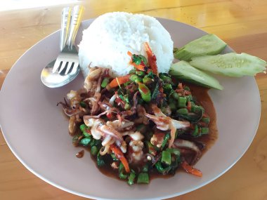 Lezzetli yemek manzarası, kalamarlı fesleğen ve pilav.