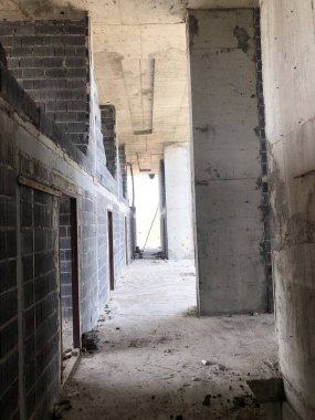 Şehirde terk edilmiş eski bir ev. 