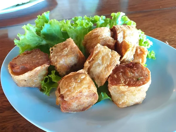 Gebratenes Knuspriges Schweinefleisch Mit Sauce Und Salatblättern Frittierte Krabbenbrötchen — Stockfoto