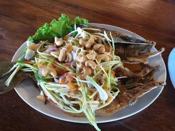 Tabakta Kızarmış Balık Salatası — Stok fotoğraf