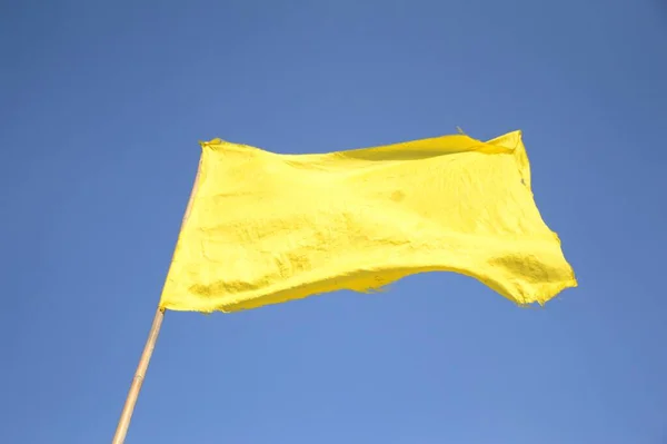 Žlutá Vlajka Modrém Pozadí Oblohy — Stock fotografie