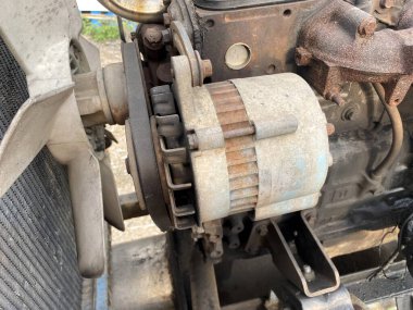 Eski motor vagonunu, motor parçalarını kapat 