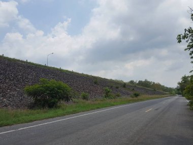 Tarladan geçen bir yol manzarası 