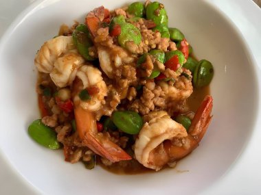 Sarımsaklı ve sebzeli kızarmış karides karıştırın. 