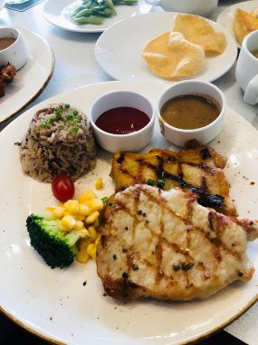 Sebze ve soslu ızgara biftek. 